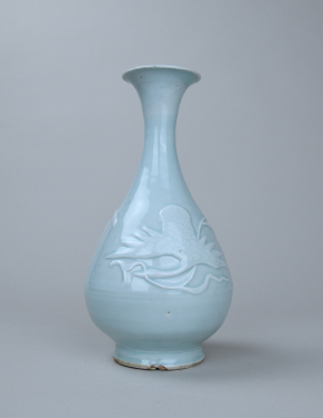玉壺春瓶
元，14世紀初，景德鎮
貼花青白釉瓷
高29厘米 